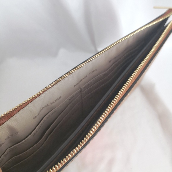 New MICHAEL KORS Center Stripe Daniela Leather Zip Large Wristlet Clutch ACORN